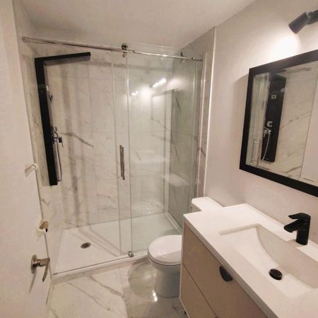 LIBRE 3 1/2 a louer Tranquille dans un triplex Cour Privé Table et BBQ Grande pièces ensoleiller, NOUVEAU: SALLE DE BAIN/PLANCHER/PEINTURE + A/C.++ - Photo 4