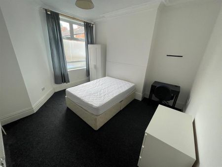 5 bedroom semi-detached house to rent - Photo 3