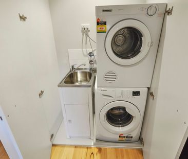 Stylish CBD Apartment with Power & Water Included - Photo 6