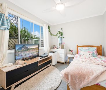 FAMILY HOME JUST A STONES THROW FROM THE SHORE! - Photo 6