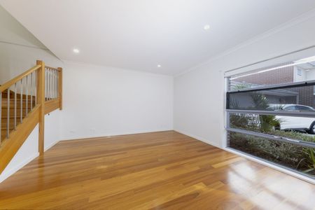 MODERN TWO BEDROOM TOWNHOUSE!! - Photo 4