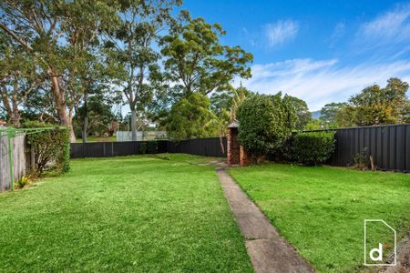 Charming Three Bedroom Home In Central Location - Photo 2