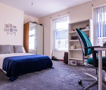 Contemporary five bedroom house in prime location - Photo 3