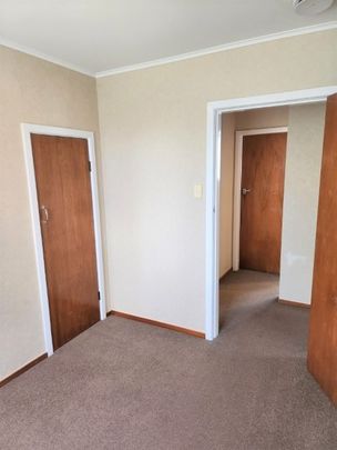 Spacious Family Home in Prime Location – Vardon This tidy three-bedroom, one-bathroom home is perfect for families looking for space, comfort, and convenience. - Photo 1
