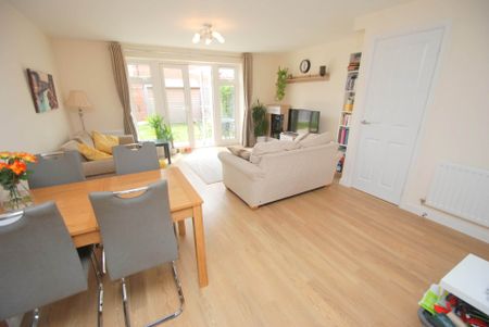 Honeysuckle Close, Norwich - Photo 5