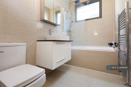 1 bedroom in a flat share to rent - Photo 4