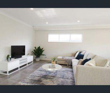 Charming 4 bedroom home with a view - Photo 2