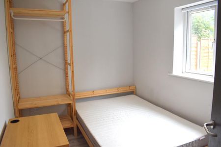 4 bedroom semi-detached house to rent - Photo 3