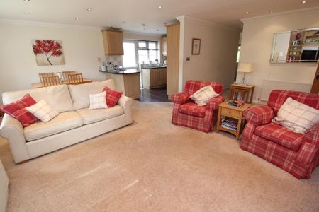 3 bedroom detached bungalow to rent - Photo 2