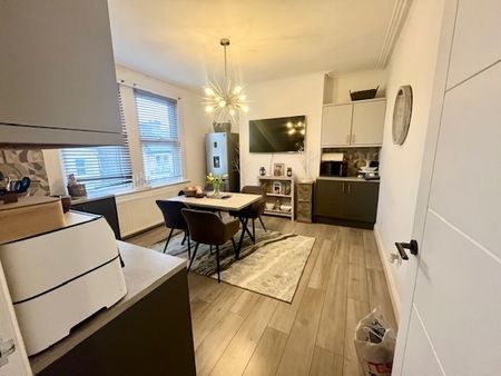 2 Bed Flat, Avington Grove, SE20 - Photo 2