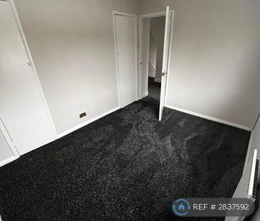 4 bedroom semi-detached house to rent - Photo 3