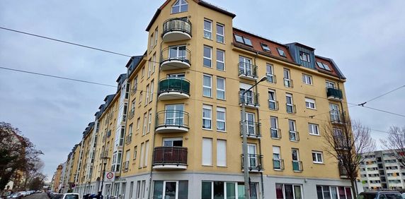 TOP sanierte und möbilierte 2 - Zimmer Wohnung mit Balkon und Einbauküche - Photo 2