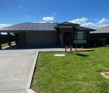 4 Bedroom 2 Bathroom Family Home In North Tamworth - Photo 3