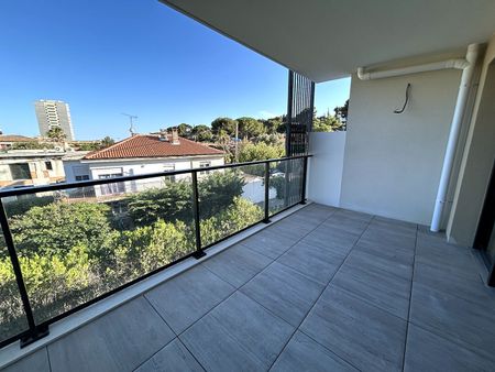 A LOUER - Appartement centre ville dans résidence très récente, standingT4 meublé avec 2 terrasses et 1 grand rooftoop - 1 garage au coeur du village Carry-le-Rouet , - Photo 3