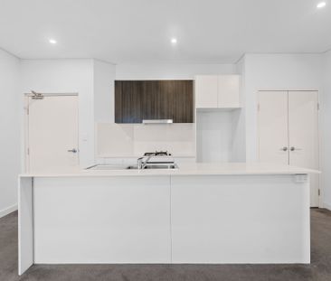 Large, inviting and sun drenched apartment in boutique complex - Photo 4