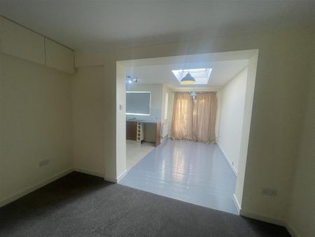 3 bedroom semi-detached house to rent - Photo 3