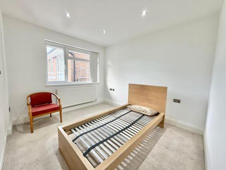 3 bedroom flat to rent - Photo 5