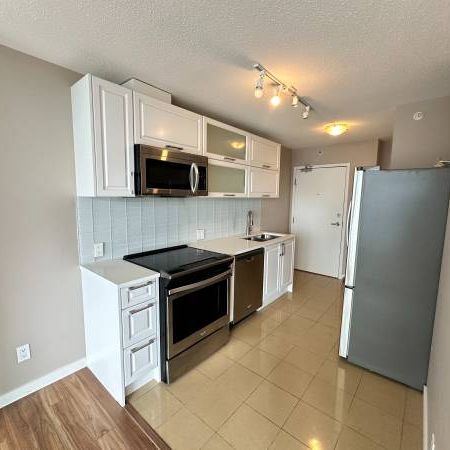 Surrey Central 1 Bedroom 1 Bathroom Condo For Rent! - Photo 1