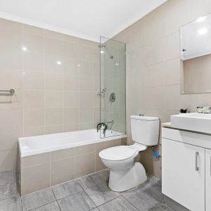 DUAL LEVEL APARTMENT SET IN A CENTRAL LOCATION - Photo 3
