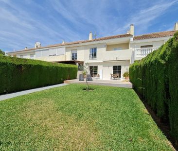 3 bedroom luxury Townhouse for rent in Nueva Andalucia, Spain - Photo 4