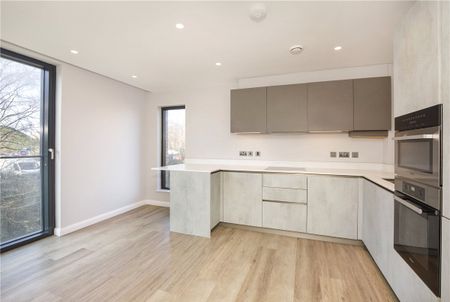 An exceptional two bedroom apartment with balcony overlooking the river located in the city centre. - Photo 5