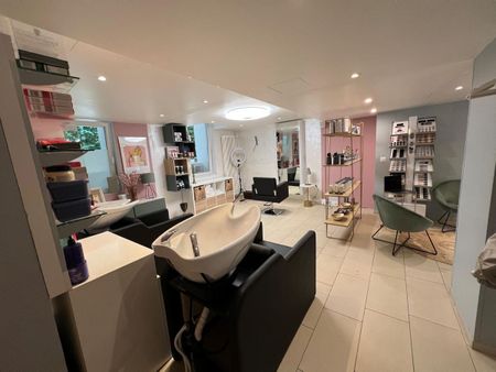 DEIN NEUER ARBEITSPLATZ ALS EIGENSTÄNDIGE/R HAIRDRESSER - Photo 3