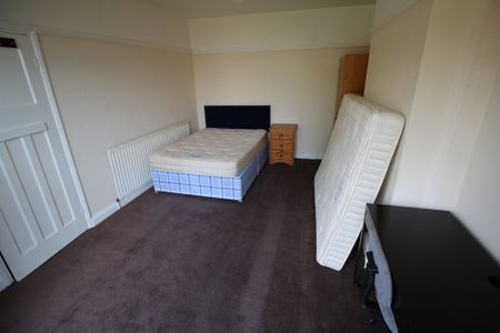 5 Bed Student Accommodation - Photo 2