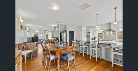 Charming, bright Brunswick home! - Photo 2