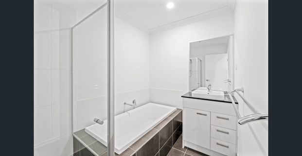 Modern 3-Bedroom Duplex in Park Ridge - Photo 1