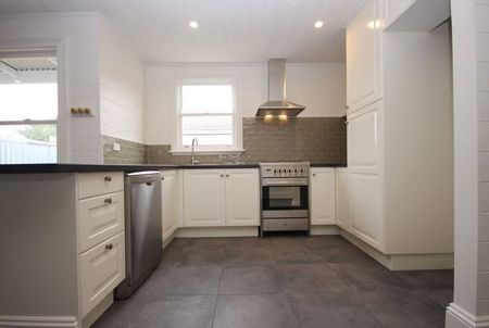 Charming Three-Bedroom Victorian Cottage - Photo 5