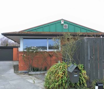 Great Location 3-Bed House with Double Garage - Photo 3