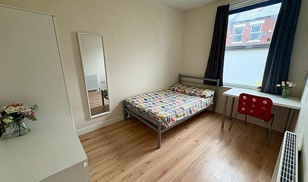 Fantastic 5 bedroom property - Photo 3