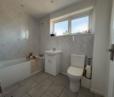 3 bed Town House - To Let - Photo 6
