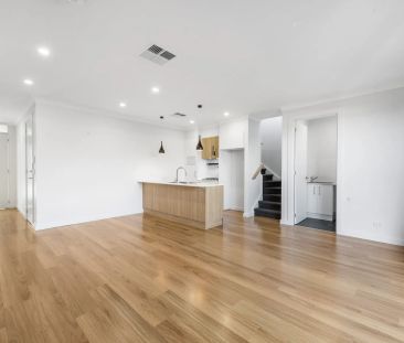 Contemporary three bedroom home in popular locale - Photo 5