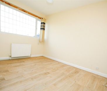 3 bedroom end of terrace house to rent - Photo 3
