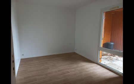 Location Maison 5 pièces 93 m² Saint-Denis-de-Jouhet - Photo 2