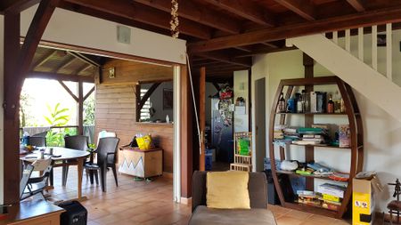 Jolie villa en bois F4 mitoyenne meublée, garage fermé, située dans petit lotissement paisible - Photo 2