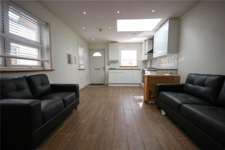 2 bedroom maisonette to rent - Photo 2