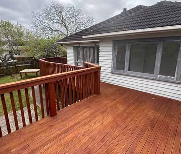 4-bedroom home in Te Atatu South - Photo 3