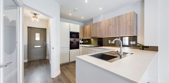 4 bed town house to rent in Aspen Road, High Wycombe, HP10 9FA - Photo 2