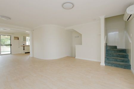 Spacious townhouse with City views! - Photo 2