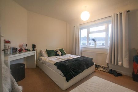 Cromes Place, Badersfield - Photo 2