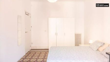Room in a shared 12-bedroom apartment for rent in Sol, perfect for professionals and students - Foto 2