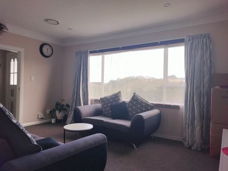 3 Bedroom double bathroom Centralised heat/cool - Photo 3