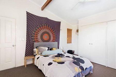 Spacious 4-Bedroom Family Home with a Separate Living Area - Photo 5