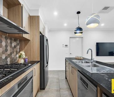 Spacious Bedroom, 2-Bathroom Home with Double Garage for Lease - Photo 4