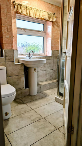 1 bedroom in a house share to rent - Photo 4