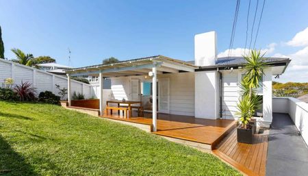Quiet, Sunny 3BR Home in Peaceful Glendowie - Photo 4