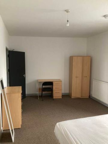 Large Double Room @ Five Bedroom Female Only share Phillips Parade, Swansea. - Photo 4