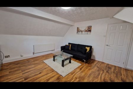 2 Bed Penthouse, Lawn View, M8 - Photo 4